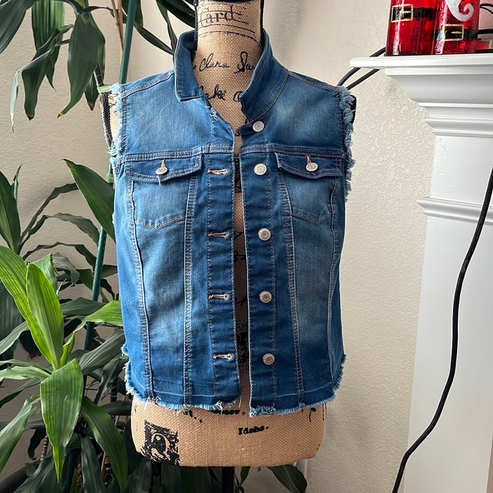 NWOT Wax Jean Vest Excellent Condition No Rips No Tears No stains. size L.Color